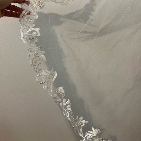 Fingertip length ivory veil - Picture 3 of 5